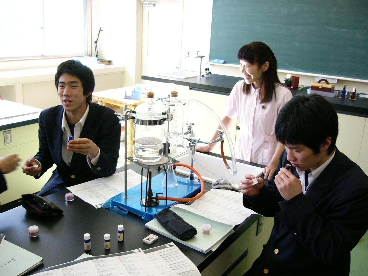 精油抽出実習の様子