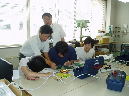 実習用ボードを使った実践的組込みマイコン講座(中級)での実習風景