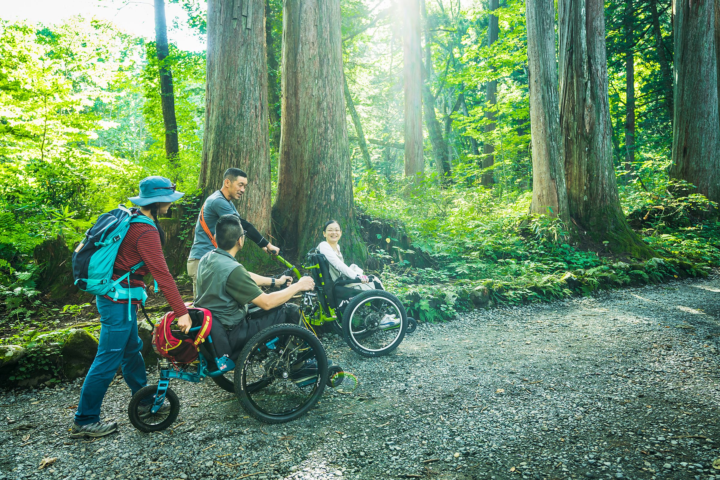 アウトドア用車いすでツーリズムをしている様子