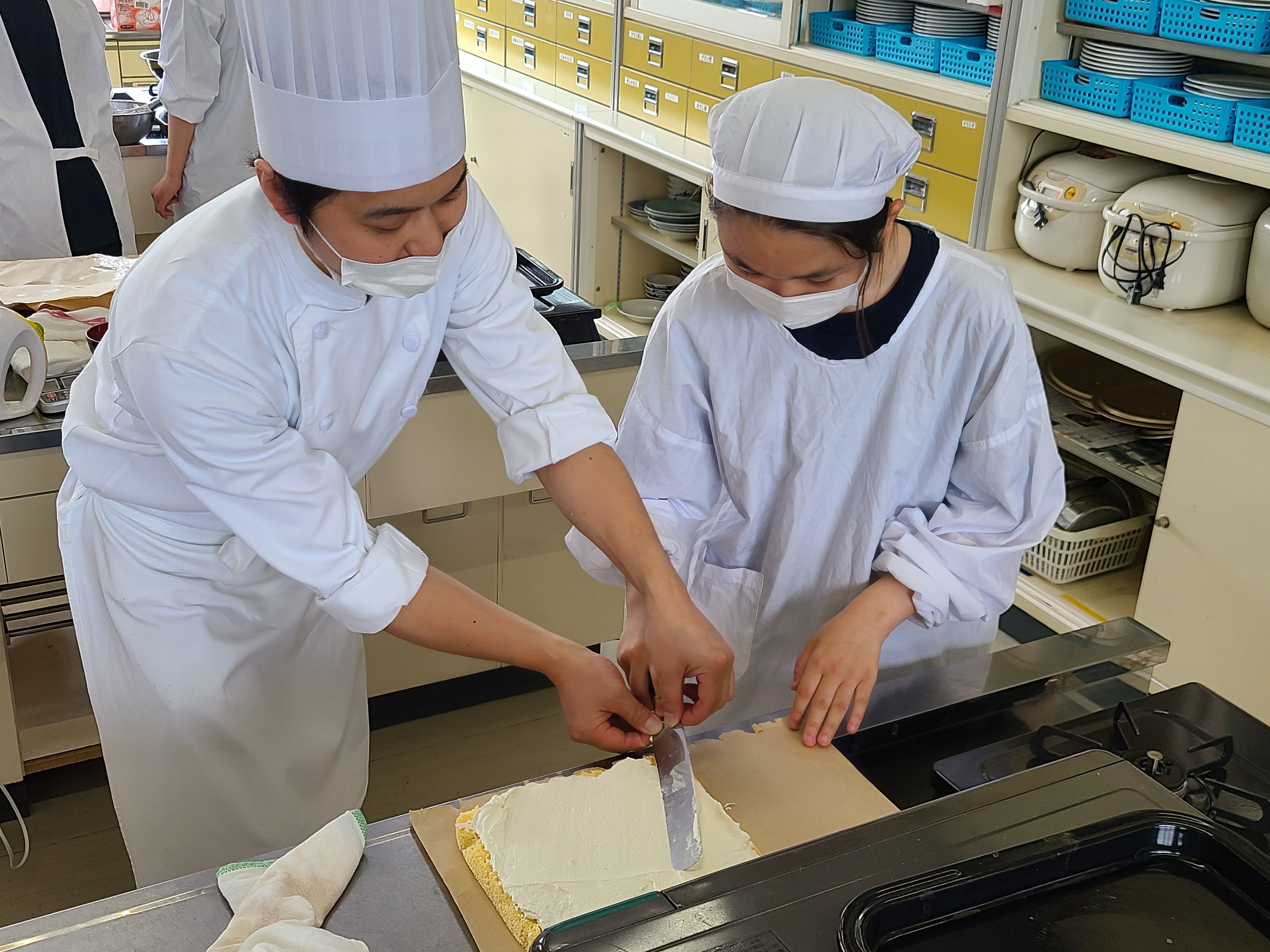 洋菓子製造：いちごのロールケーキ作り体験の画像1
