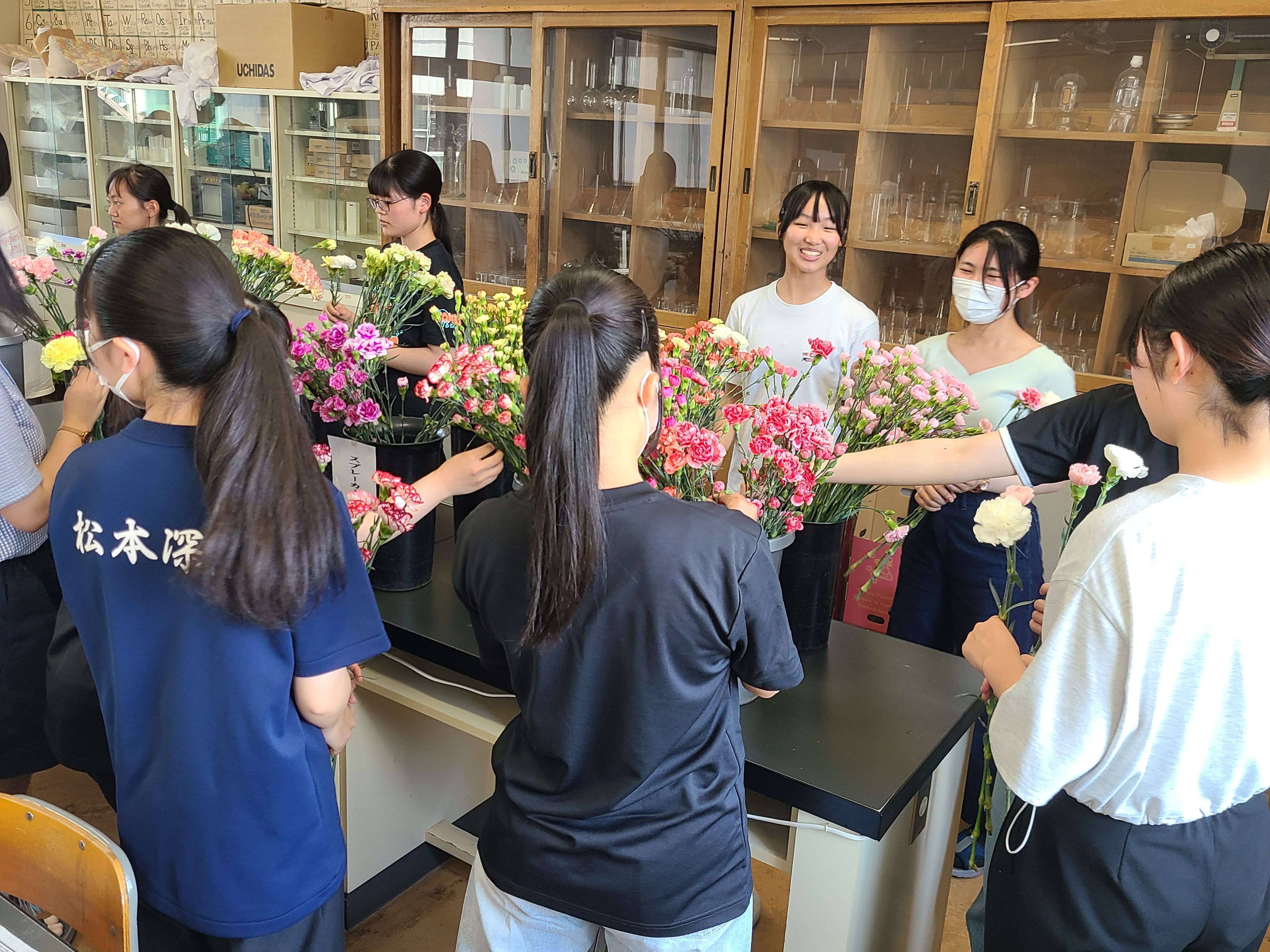 フラワー装飾:花で学ぶ、プロの技!想いを伝えるフラワーアレンジメント講座の画像2