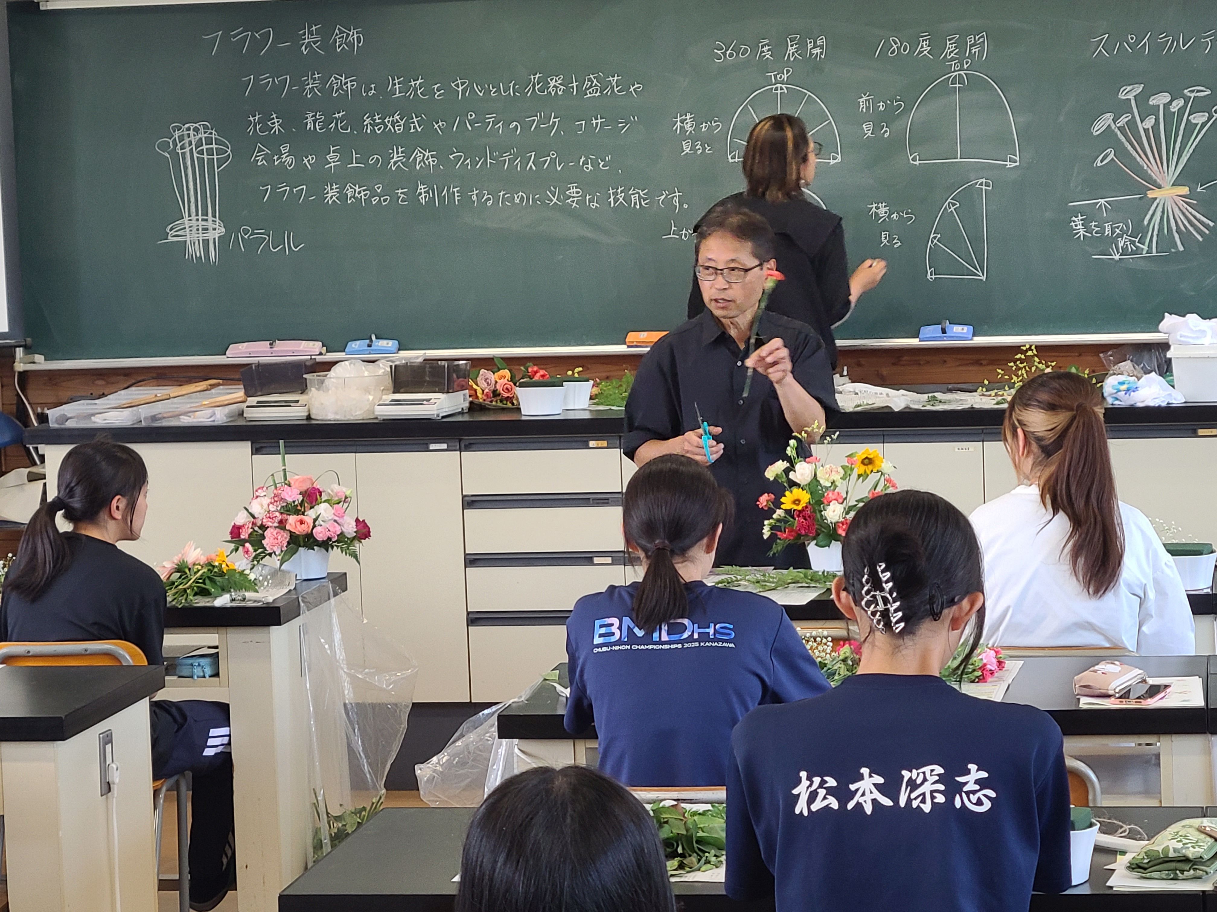 フラワー装飾:花で学ぶ、プロの技!想いを伝えるフラワーアレンジメント講座の画像1