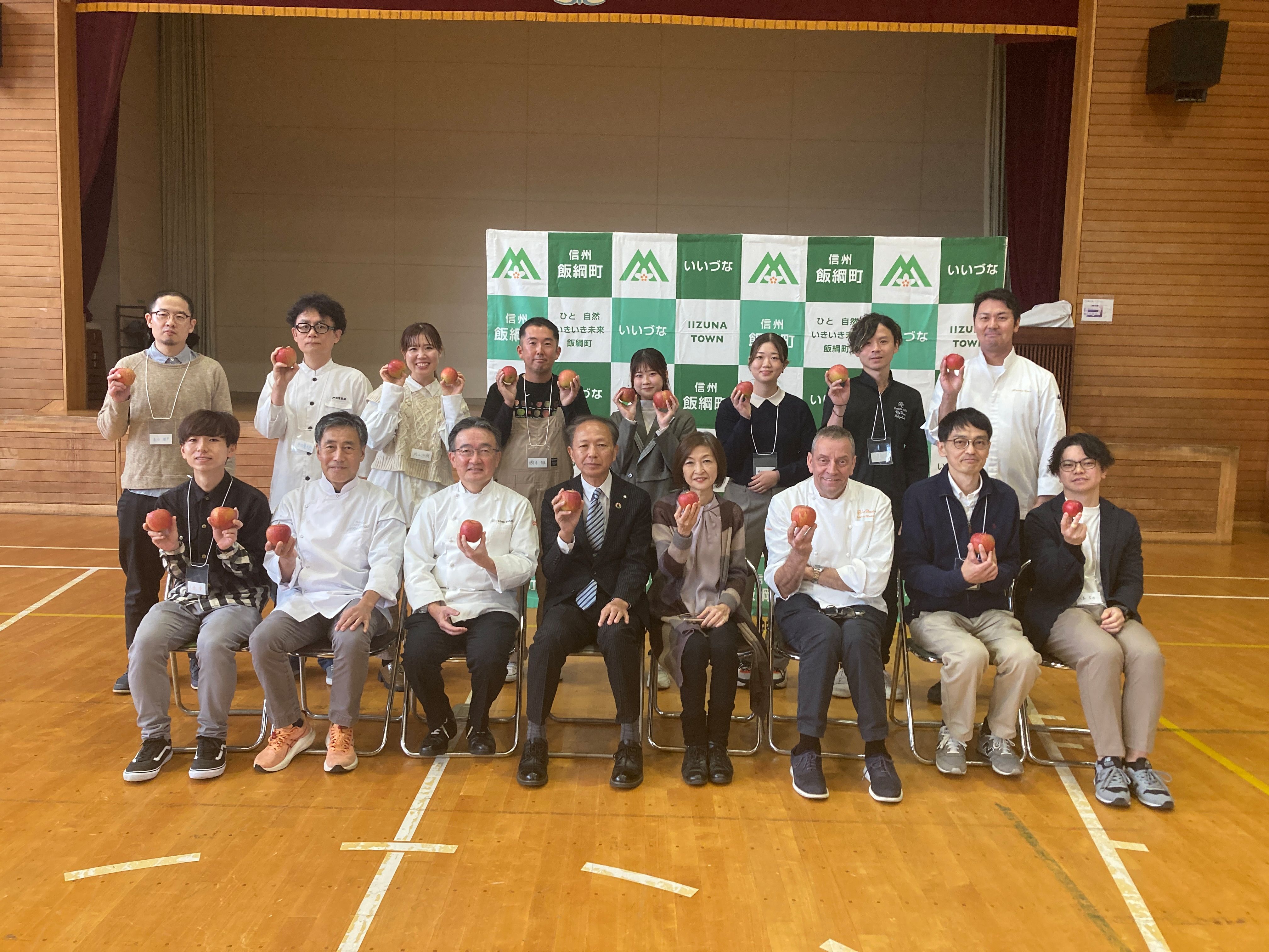 全員がりんごを手に持ったポーズの集合写真