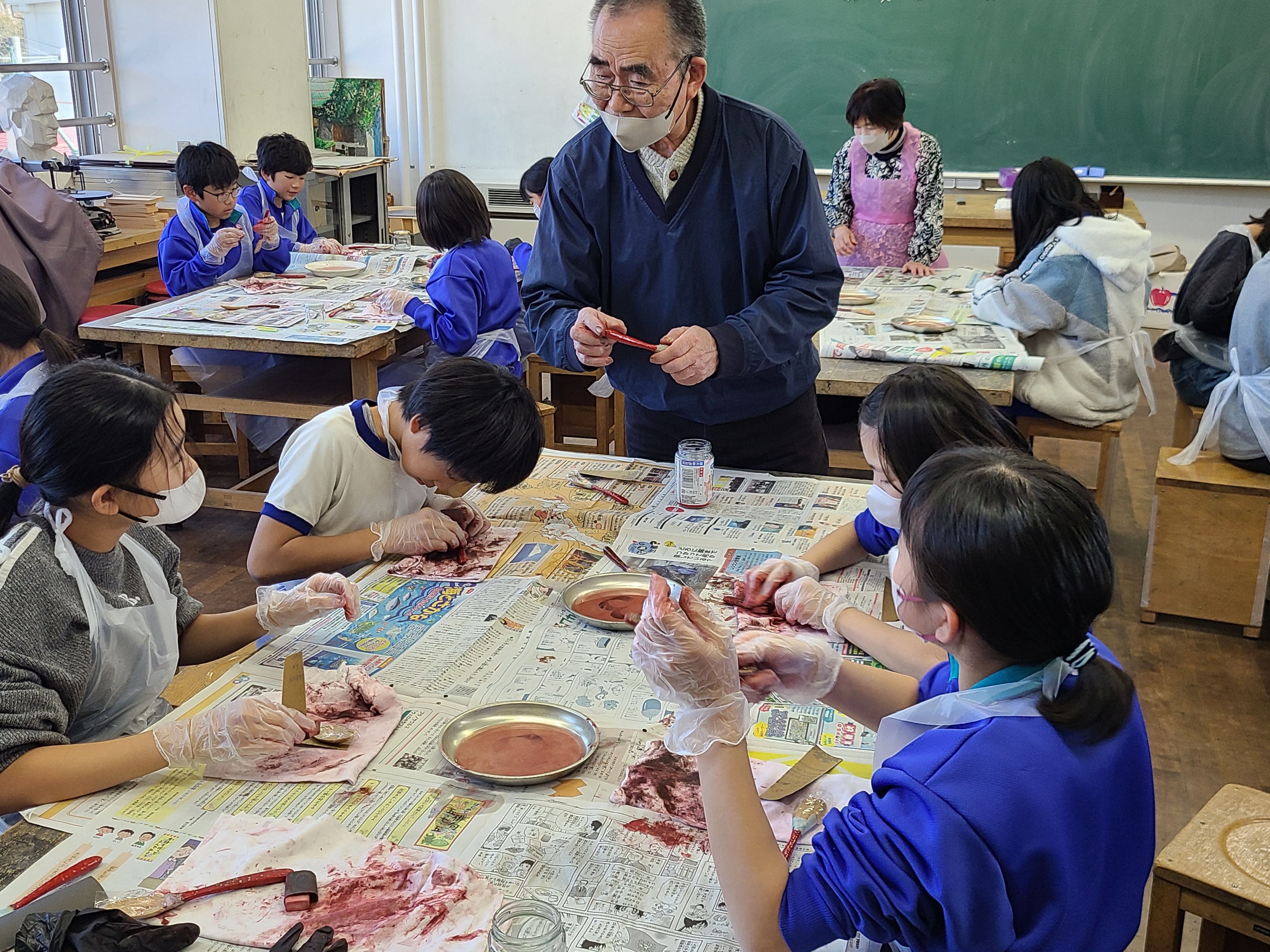 漆磨きによる堆朱（ついしゅ）のスプーン作りの様子2枚目