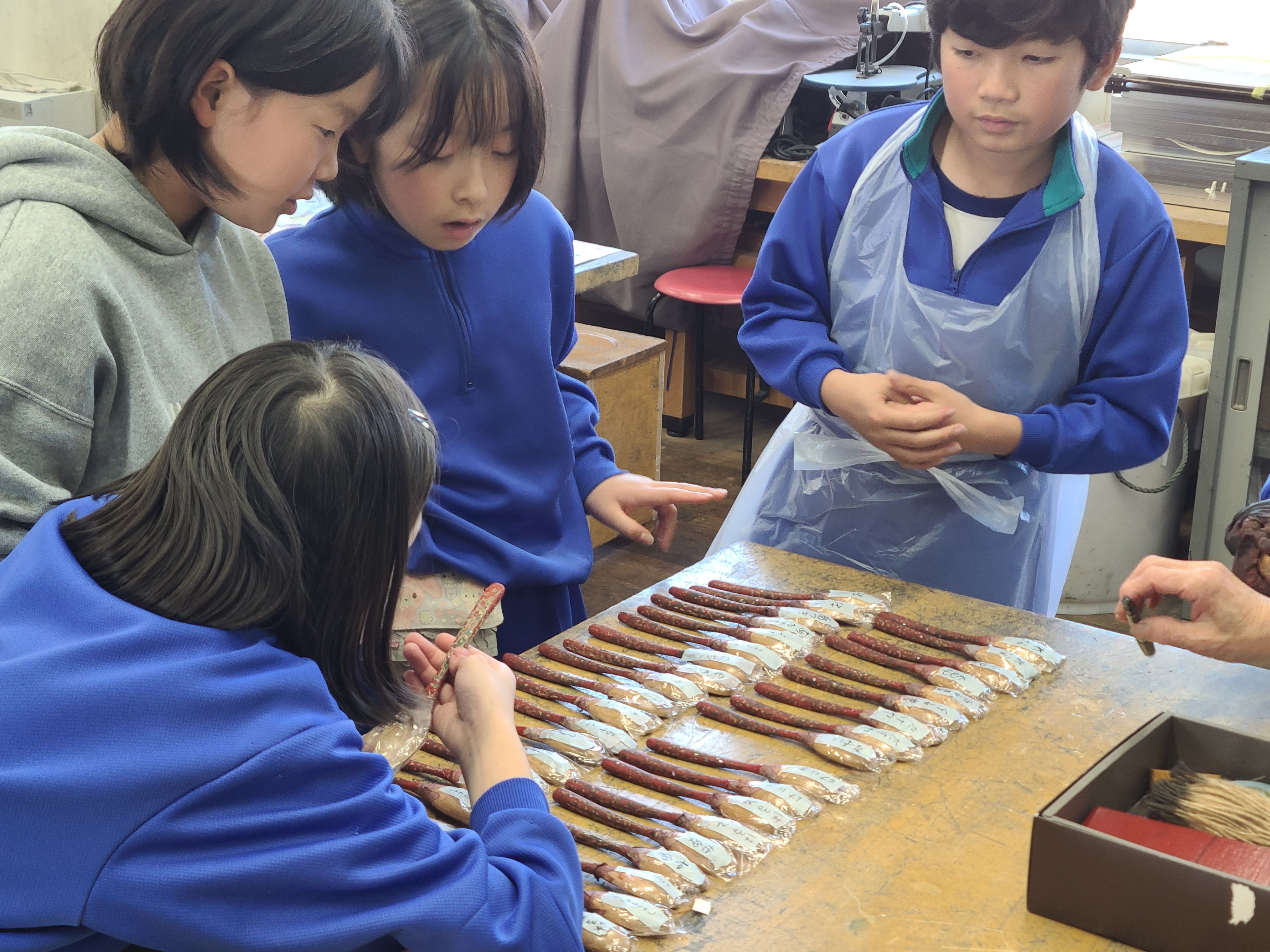 漆磨きによる堆朱（ついしゅ）のスプーン作りの様子4枚目