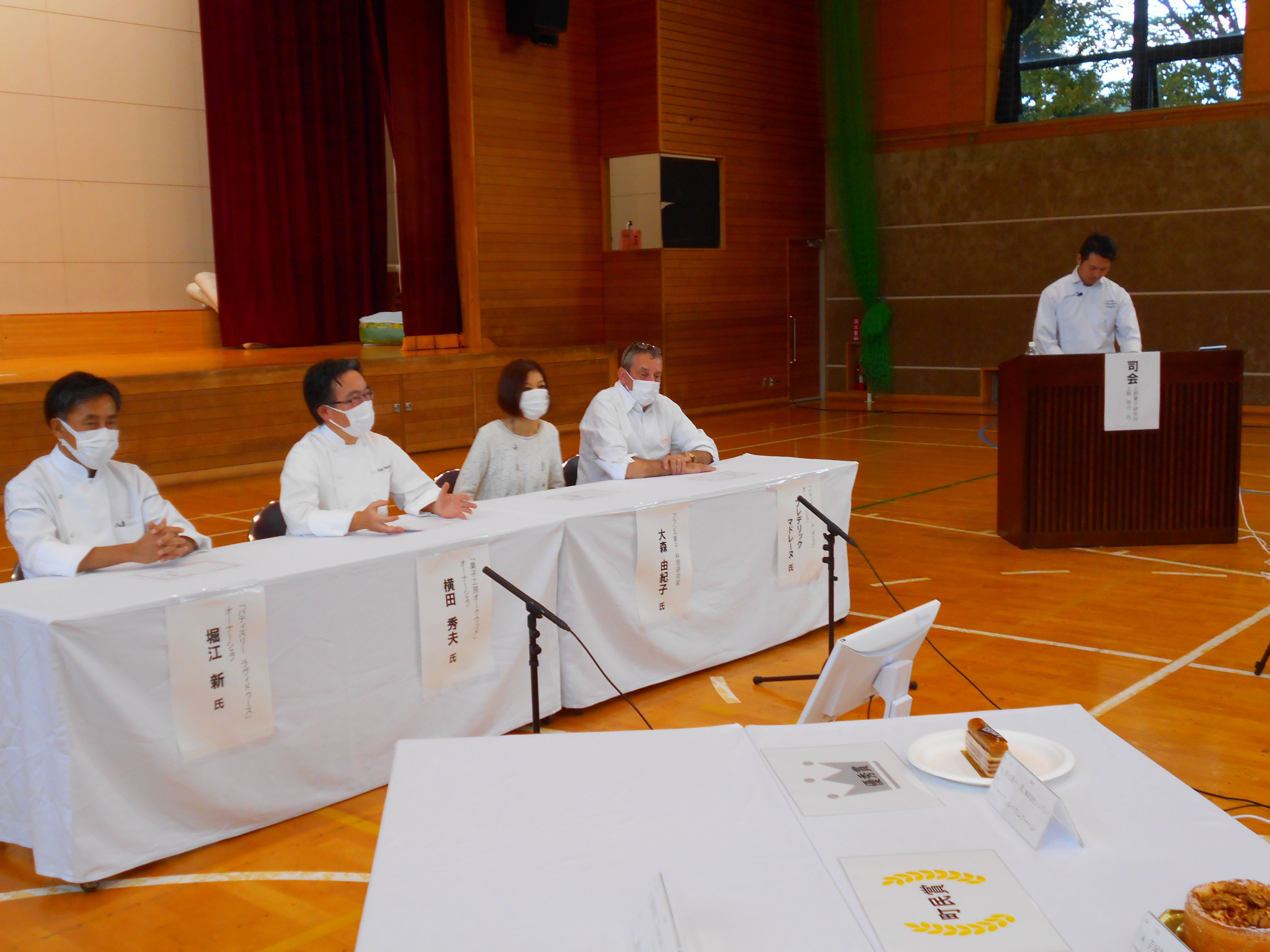 横田審査員長による講評と審査員による座談会の様子