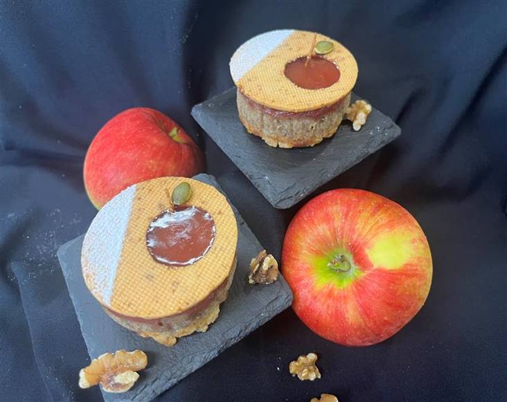 香るリンゴとクルミのお菓子の画像です