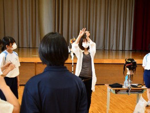 美容のヘアカット体験の様子1