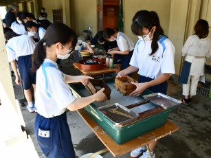 手すき和紙づくり体験の様子2