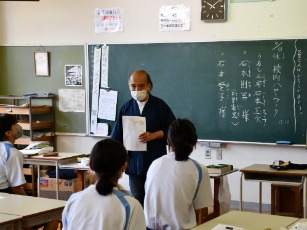 木曽漆器の絵皿制作体験の様子1