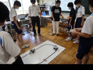 レゴロボットを使ったプログラミング体験の様子1