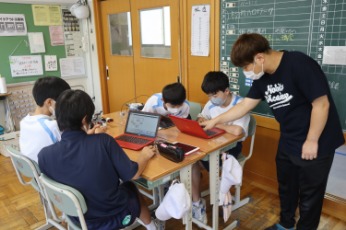 レゴロボットを使ったプログラミング体験の様子2