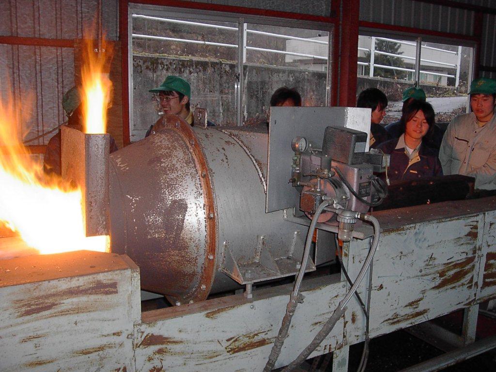 焼き丸太の製作実習の様子