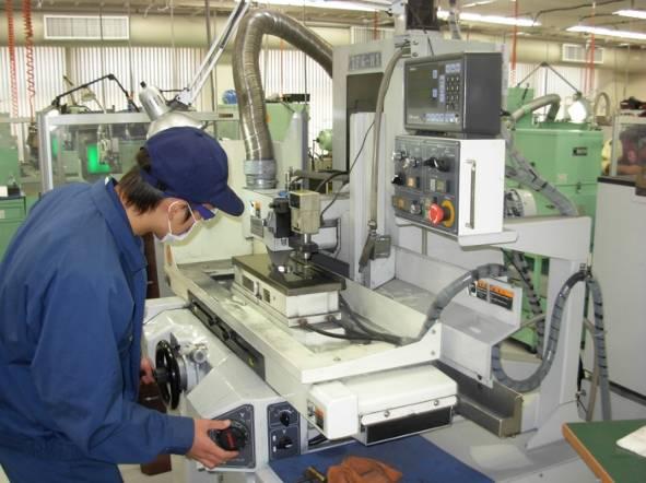 平面研削盤実習の様子