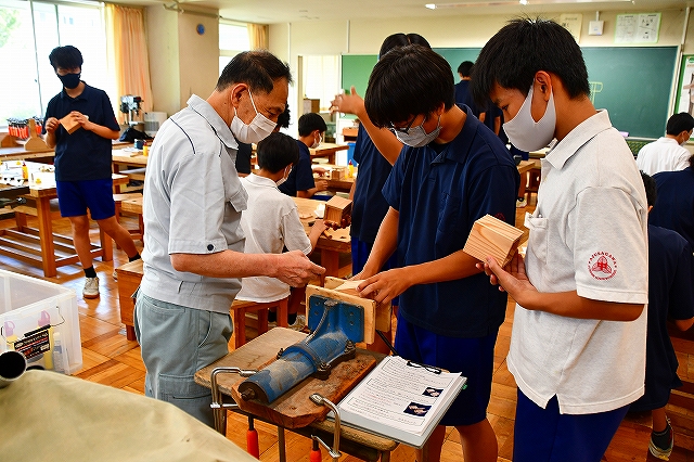 ペンスタンド制作の画像です