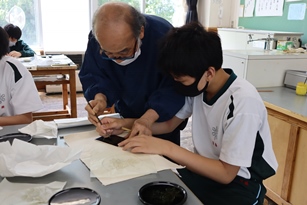 絵皿制作と沈金加工体験の様子1