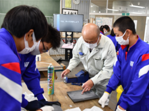 金属研磨体験の様子1