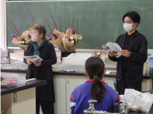 フラワーアレンジメント体験の様子1