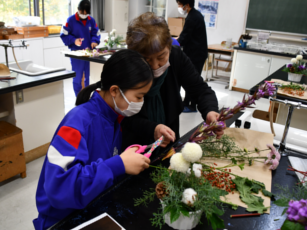 フラワーアレンジメント体験の様子2
