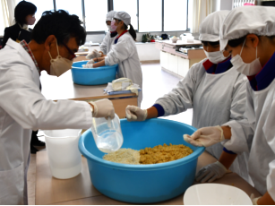 みそ造り体験の様子2