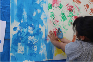 手形アート作成風景の写真