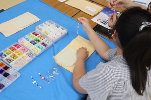 ガラスビーズ選びの写真