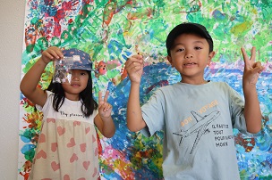 ガラスビーズ作品を手にする子供の写真