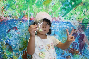 レジン作品を手にする子供の写真