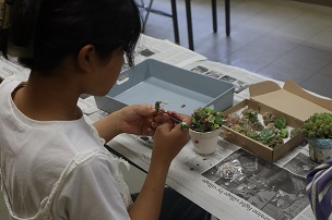 寄せ植え体験中の写真