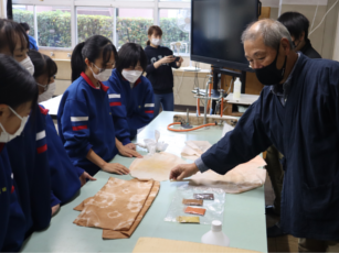 天然土顔料 染色体験の様子1