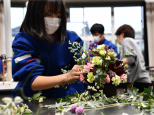 フラワーアレンジメント体験の様子2